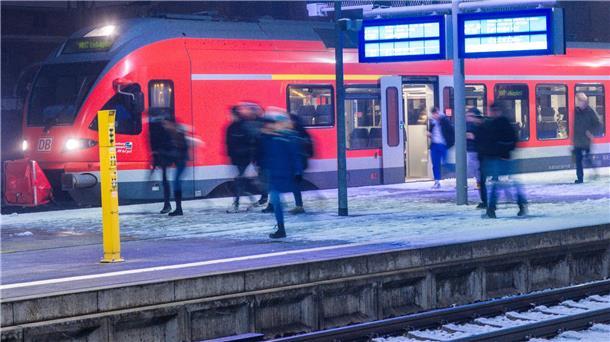 Riesenglück für Frau: Von Zug überrollt und überlebt Eine Sprecherin der Bundespolizei über den Vorfall: „Ein absolutes Glück, dass sie nicht eingeklemmt wurde.“ (Symbolbild)
