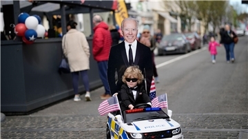 Eine Stadt im Biden-Fieber: In Ballina kündigen Pappaufsteller den Besuch des US-Präsidenten an.