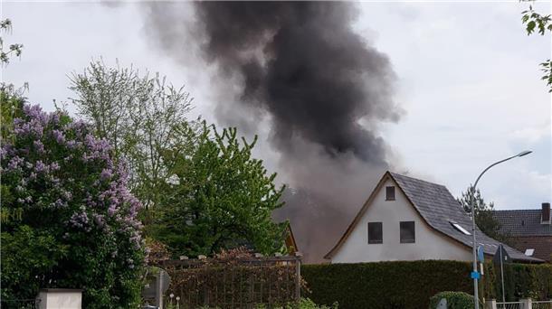 Polizei bestätigt: Mann hat nach Streit eigenes Familienhaus angesteckt Eine starke Rauchwolke steht über dem Haus in Dorum.