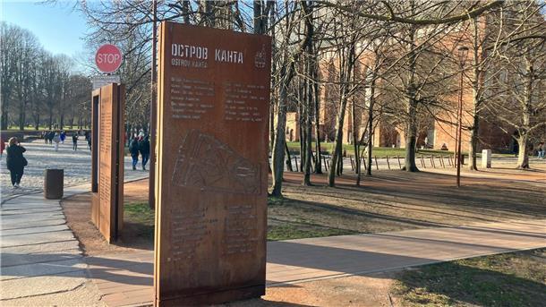 Frieden denken: Immanuel Kant bleibt aktuell Eine Steinstele mit der Aufschrift Kant-Insel in Kaliningrad.