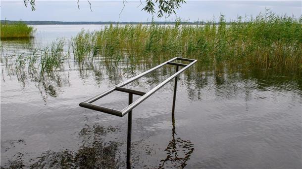 Fotos zeigen, wie der Klimawandel Deutschland verändert Eine Stelle zum Wassertreten am Arendsee lag 2023 im Trockenen. 2024 und 2025 sah es im August an dieser Stelle anders aus.