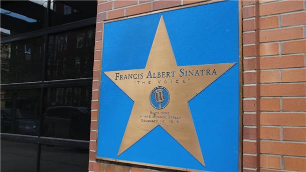 Eine Sternen-Plakette am Geburtsort von Frank Sinatra.