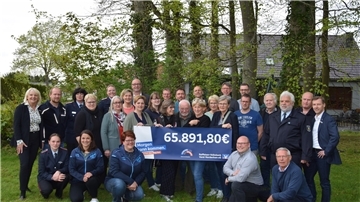 Die Raiffeisen-Volksbank Varel-Nordenham übergibt 65.891,80 Euro.