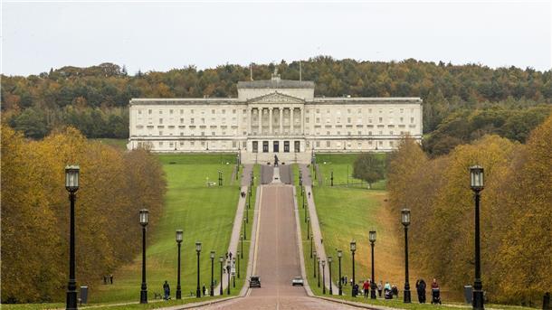 Eine Straße führt zum Parlamentsgebäude in Stormont.