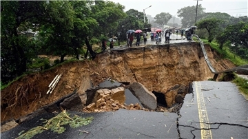 Eine Straße in Malawi ist nach den schweren Regenfällen des tropischen Wirbelsturms “Freddy„ eingebrochen.