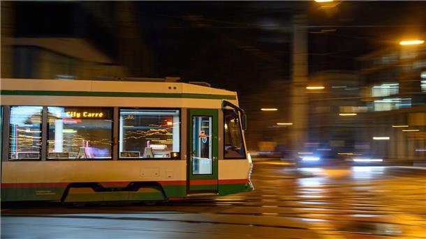 Bundestag beschließt Milliardenspritze für ÖPNV Eine Straßenbahn in Magdeburg.