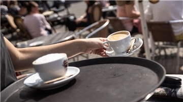 Eine Studentin bedient am Vormittag in einem Cafe. Beim Fachkräftemangel in Hotels, Restaurants und Gaststätten ist derzeit keine Besserung in Sicht.