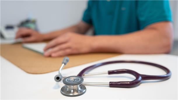 Studie: Weniger Vertrauen in Ärzte, die KI verwenden Eine Studie der Uni Würzburg zeigt, dass Ärzte, die in ihrer Arbeit Künstliche Intelligenz verwenden, von Patienten schlechter eingeschätzt werden. (Symbolbild)