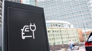 Eine Studie sieht die europäische Autoindustrie auf gutem Weg zu mehr Elektromobilität und warnt vor den Auswirkungen durch Verzögerungen. (Archivbild)  
