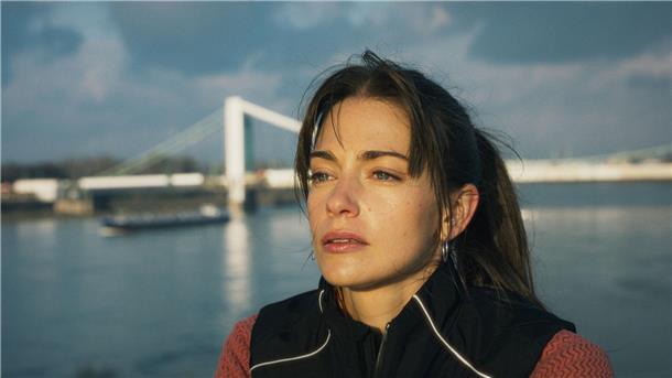 Mini-Serie mit Laura Berlin über ein großes Tabu Eine Szene aus „Bauchgefühl“: Lena (Laura Berlin) steht vor einer bedeutsamen Entscheidung.