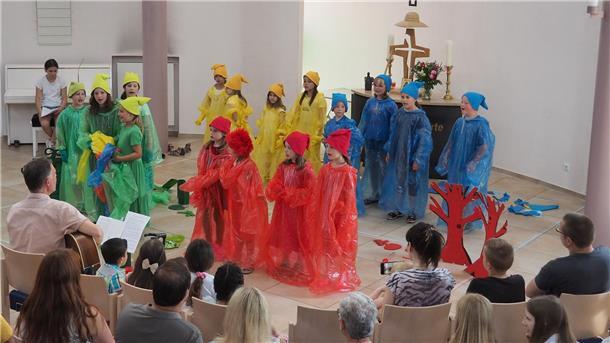 Eine Szene aus dem Familien-Musical „Das Vier-Farben-Land“. Die kleinen Schauspieler waren vorwiegend Kinder der Grundschule Nordholz. Pastor Stephan Böttger begleitete mit der Gitarre.