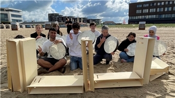 Eine internationale Gruppe junger Musiker mit dem israelischen Dozent Kobi Hagoel (Dritter von rechts) im August 2023 in Bremerhaven zu Besuch