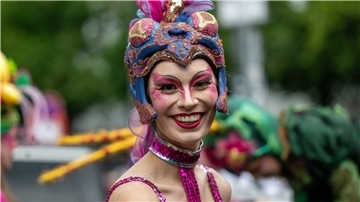 Eine Tänzerin beim 26. Karneval der Kulturen in Berlin.