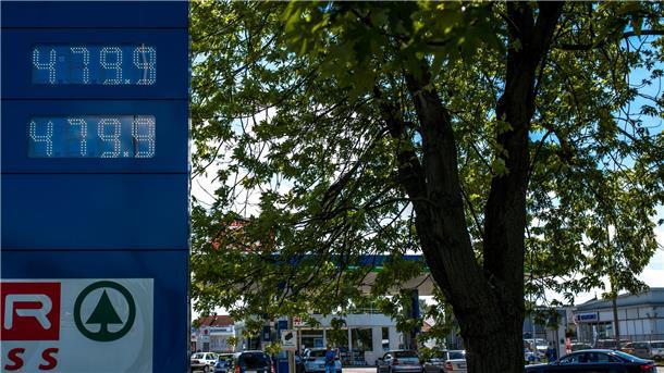 Versorgungsengpässe: Ungarn hebt Benzinpreisdeckelung auf Eine Tankstelle mit amtlich regulierten Preisen im ungarischen Komárom am 27.05.2022.