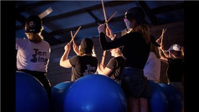 Eine Tanzeinlage mit Pezzibällen und Drumsticks von der Ten-Sing-Gruppe Tarmstedt.