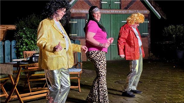 „För immer Disco“: So gut läuft die Premiere im Sittenser Königshof Eine Tanzlehrerin versucht, den „Glitter-Boys“ eine Choreografie für künftige Auftritte beizubringen.
