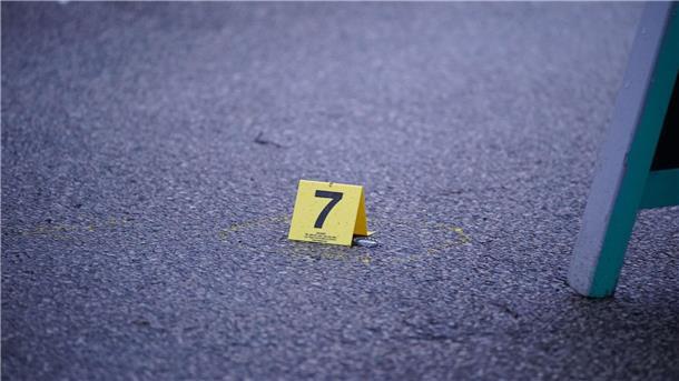 Zwei Festnahmen nach tödlichen Schüssen in Pub Eine Tatort-Markierungskarte der Spurensicherung auf der Straße: Nach Schüssen in einem Pub in der Nähe von Liverpool ermittelt die Polizei weiter.