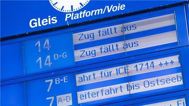 Verzögerungen und Zugausfälle sind auf einer Anzeigetafel im Hauptbahnhof angeschrieben, nachdem der Fernverkehr in Norddeutschland zum Erliegen gekommen ist.