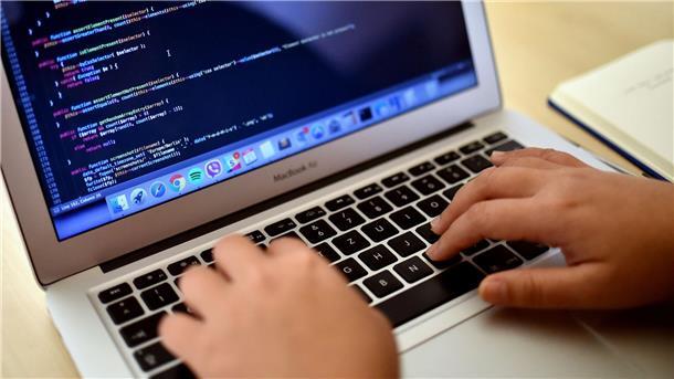 Niedriger Frauenanteil bei Tech-Jobs schadet Wirtschaft Eine Teilnehmerin arbeitet in Berlin bei einem Programmierkurs an einem Laptop.