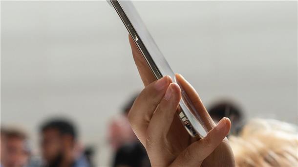 Bilder des Tages Eine Teilnehmerin der Vorstellung neuer iPhone-Modelle von Apple probiert das neue iPhone Air aus.