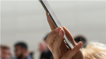 Eine Teilnehmerin der Vorstellung neuer iPhone-Modelle von Apple probiert das neue iPhone Air aus.