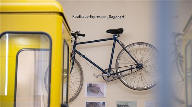 Eine Telefonzelle und Ausstellungsstücke wie das Fahrrad von Kaufhaus-Erpresser Dagobert in der Polizeihistorischen Sammlung der Polizei Berlin.