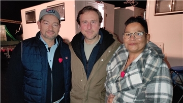 Eine tolle Begegnung für alle Beteiligten: Susanne und Oliver Coordes mit Schauspieler Bjarne Mädel.
