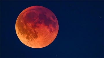 Eine totale Mondfinsternis ist als sogenannter Blutmond am Abendhimmel über Brandenburg zu sehen.