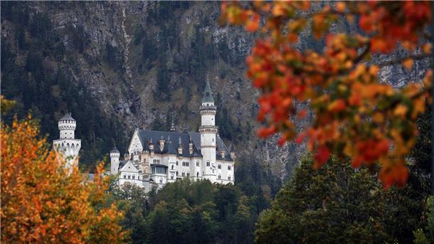 Gewalttat bei Neuschwanstein: Mordanklage gegen Amerikaner Eine Touristenattraktion als Tatort: Im Juni hatte ein Amerikaner am Schloss Neuschwanstein in Bayern zwei Touristinnen angegriffen - eine der Frauen überlebte die Attacke nicht. (Archivbild)