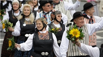 Eine Trachtengruppe aus Hemmoor beim Landestrachtenfest im Jahr 2007.