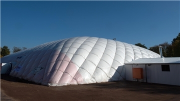 Eine Traglufthalle (wie hier in Düsseldorf) könnte eine Alternative zur Schaffung einer zweiten Eisfläche in Bremerhaven sein.