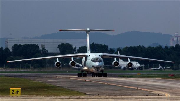 Militärflugzeug mit 15 Menschen an Bord abgestürzt Eine Transportmaschine vom Typ Iljuschin IL-76 (Archiv)