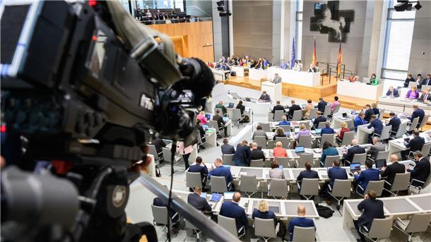 Rot-Grün will strengere Regeln für Videospiele Eine TV-Kamera filmt die Sitzung im niedersächsischen Landtag.