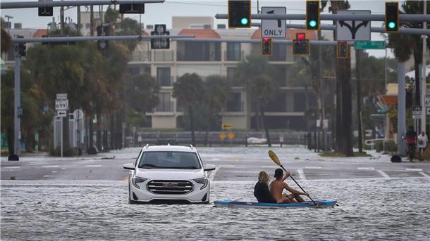 Hurrikan „Idalia“ trifft Florida Eine überflutete Straße in St. Pete Beach (Florida).