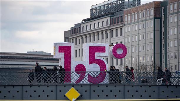 Eine übergroße Zahl haben Anhänger und Mitglieder der Umweltschutzbewegung Extinction Rebellion auf der Marschallbrücke in Berlin aufgestellt. (Archivbild)