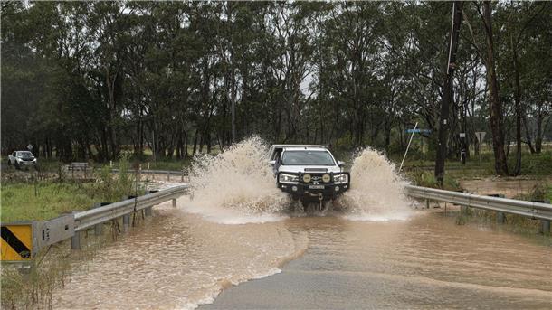 Extremregen in Sydney - mehr als 100 Flüge gestrichen Eine überschwemmte Straße in Vineyard. Das Wetteramt warnte vor „gefährlichen und lebensbedrohlichen Sturzfluten“.
