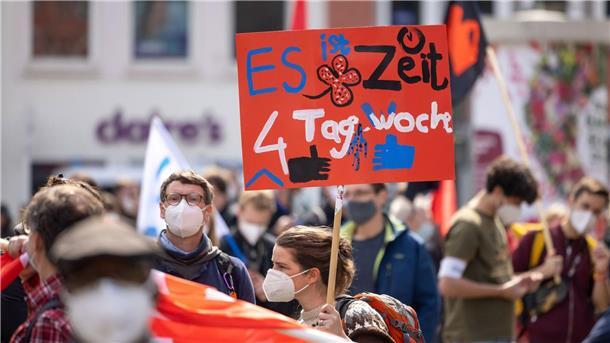 Vier-Tage-Woche soll auch in Deutschland getestet werden Eine Unternehmensberatung mit Sitz in Berlin will mindestens 50 Unternehmen von einem Vier-Tage-Woche-Projekt überzeugen.