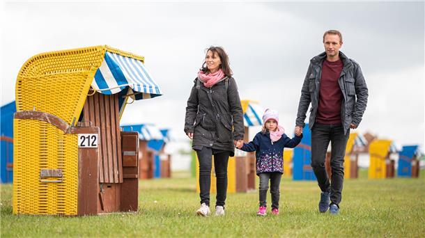 Eine Urlauberfamilie am Nordseestrand von Butjadingen.