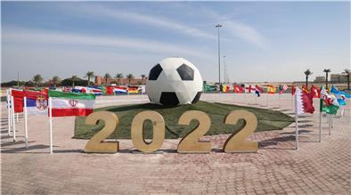 Eine Verkehrsinsel vor dem Al Shamal-Stadion am Rande von Al-Ruwais ist mit Flaggen der teilnehmenden Nationen der FIFA WM 2022 in Katar dekoriert.