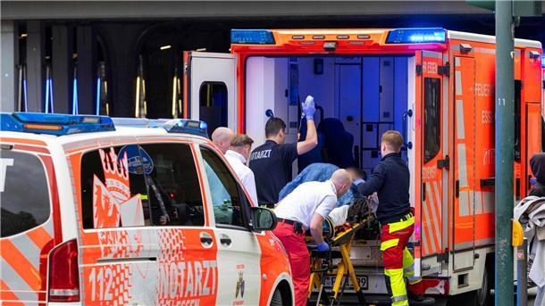 Streit eskaliert: Frau nach Messerangriff in Lebensgefahr Eine verletzte Frau wird von Rettungskräften versorgt.