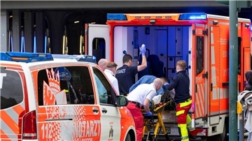 Eine verletzte Frau wird von Rettungskräften versorgt.