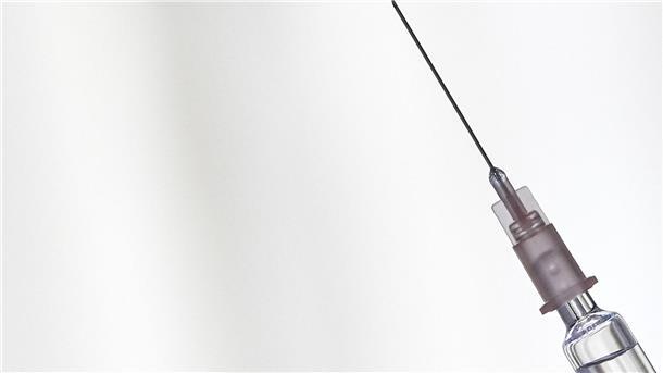 Eine vermeintliche Schönheitsklinik in Vietnam war nur zum Haareschneiden zugelassen - trotzdem hat man einer 17-Jährigen so genannte Fillers injiziert. Nun ist das Mädchen auf einem Auge blind (Symbolbild).