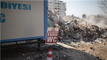 Eine von der Gemeinde Kayseri bereitgestellte mobile Toilette für Frauen steht neben einem eingestürzten Gebäude im Epizentrum des Erdbebens.