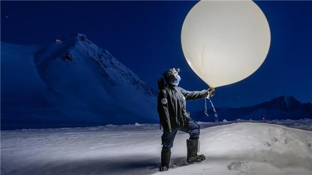 Wissenschaftlerin mit Wetterballon