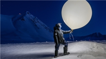 Wissenschaftlerin mit Wetterballon