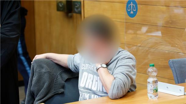 „Fast perfekter Mord“ am Vater - lebenslange Haft gefordert Eine von zwei Angeklagten wartet im Saal des Traunsteiner Landgerichts.