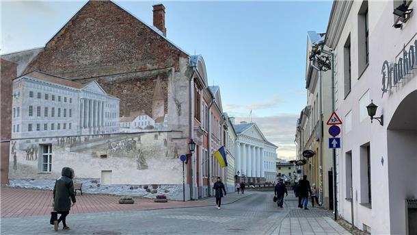Eine Wandgemälde (l) in der Universitätsstraße zeigt das nicht weit entfernt gelegene Hauptgebäude der Universität Tartu.