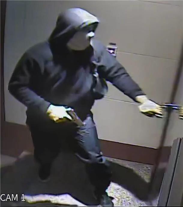 Raubüberfall in Bremerhaven: Polizei sucht mit Überwachungsvideo nach Täter Eine weitere Aufnahme zeigt den Räuber an einer Tür in der Spielhalle.