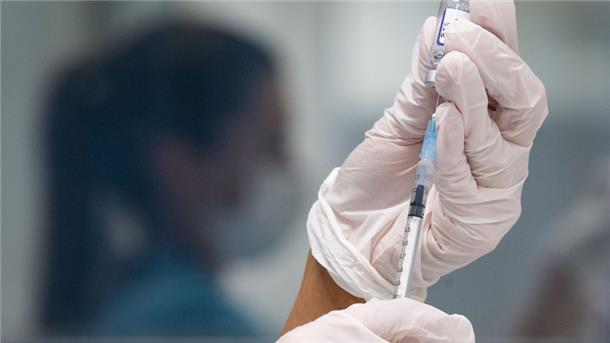 EMA gibt grünes Licht für angepasste Corona-Impfstoffe Eine Werksärztliche Assistentin zieht in einem betrieblichen Impfzentrum für Mitarbeiter der Robert Bosch GmbH eine Dosis des Impfstoffes von Biontech/Pfizer auf.
