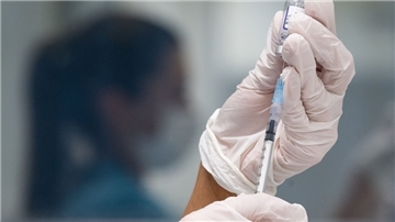 Eine Werksärztliche Assistentin zieht in einem betrieblichen Impfzentrum für Mitarbeiter der Robert Bosch GmbH eine Dosis des Impfstoffes von Biontech/Pfizer auf.